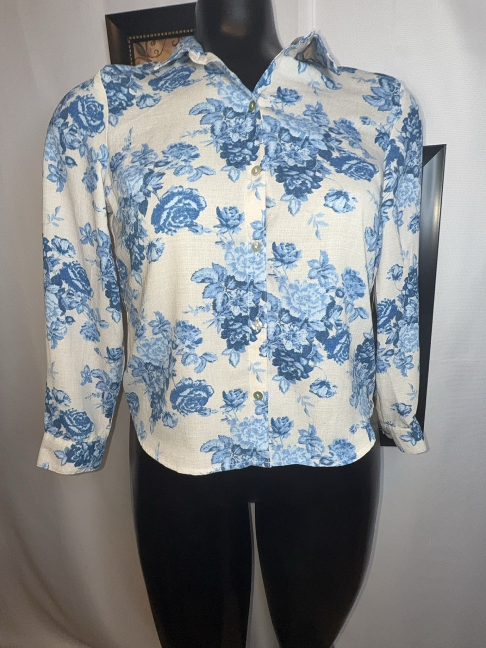 Sara Michelle Cream Button-Front Shirt with Blue Floral Print